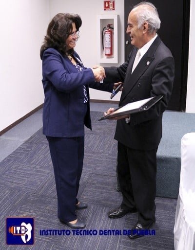 dos miembros del cuerpo directivo de itd estrechando manos durante una conferencia