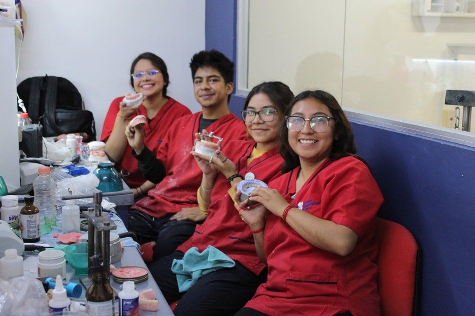 estudiantes durante clase de diplomado en rehabilitación sonriendo a la camara
