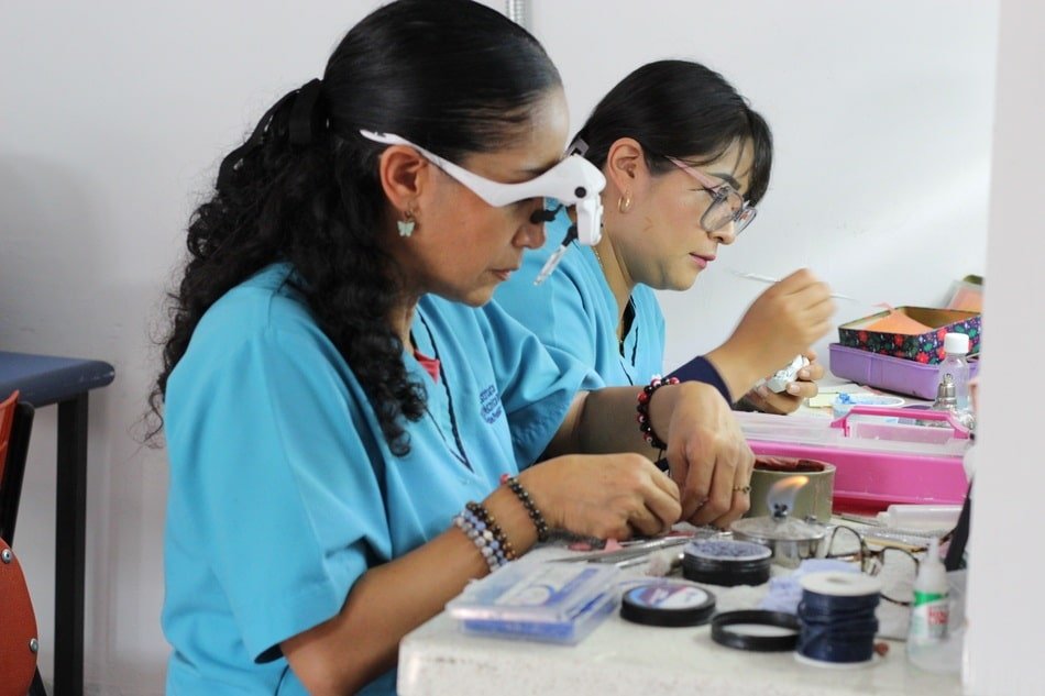estudiantes realizando labores de protesis dental durante diplomado