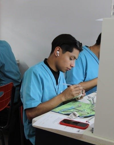 estudiante en clase realizando una protesis
