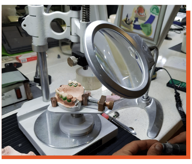 Laboratorio dental con modelo de prótesis y herramientas usadas en la formación de técnico dental en Puebla.