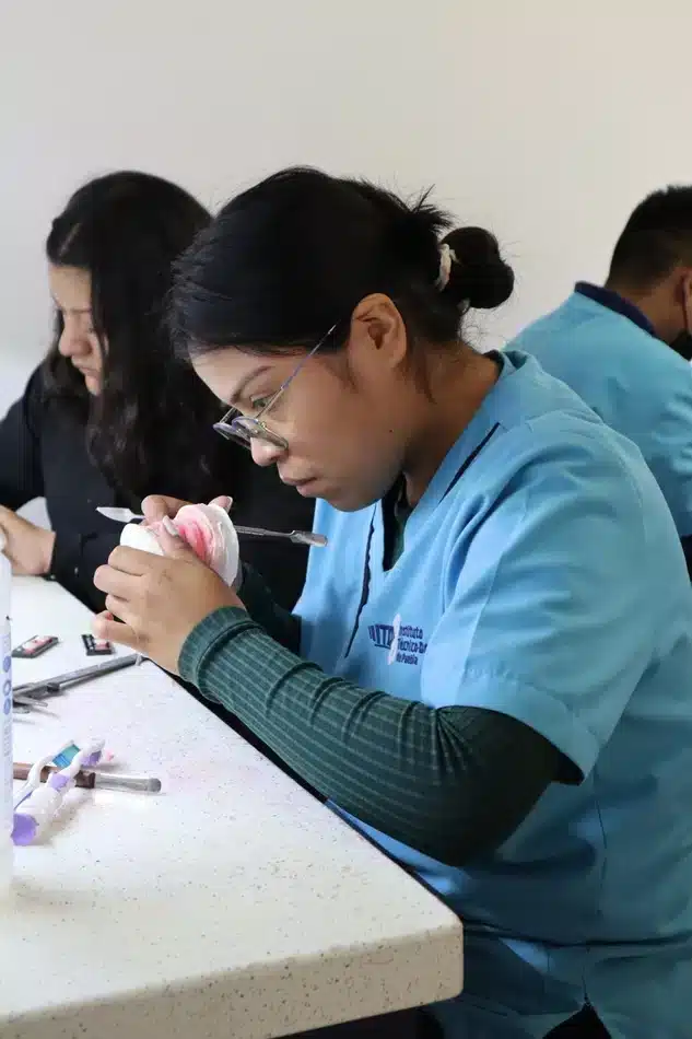 alumna en instituto tecnico dental de puebla realizando una prótesis
