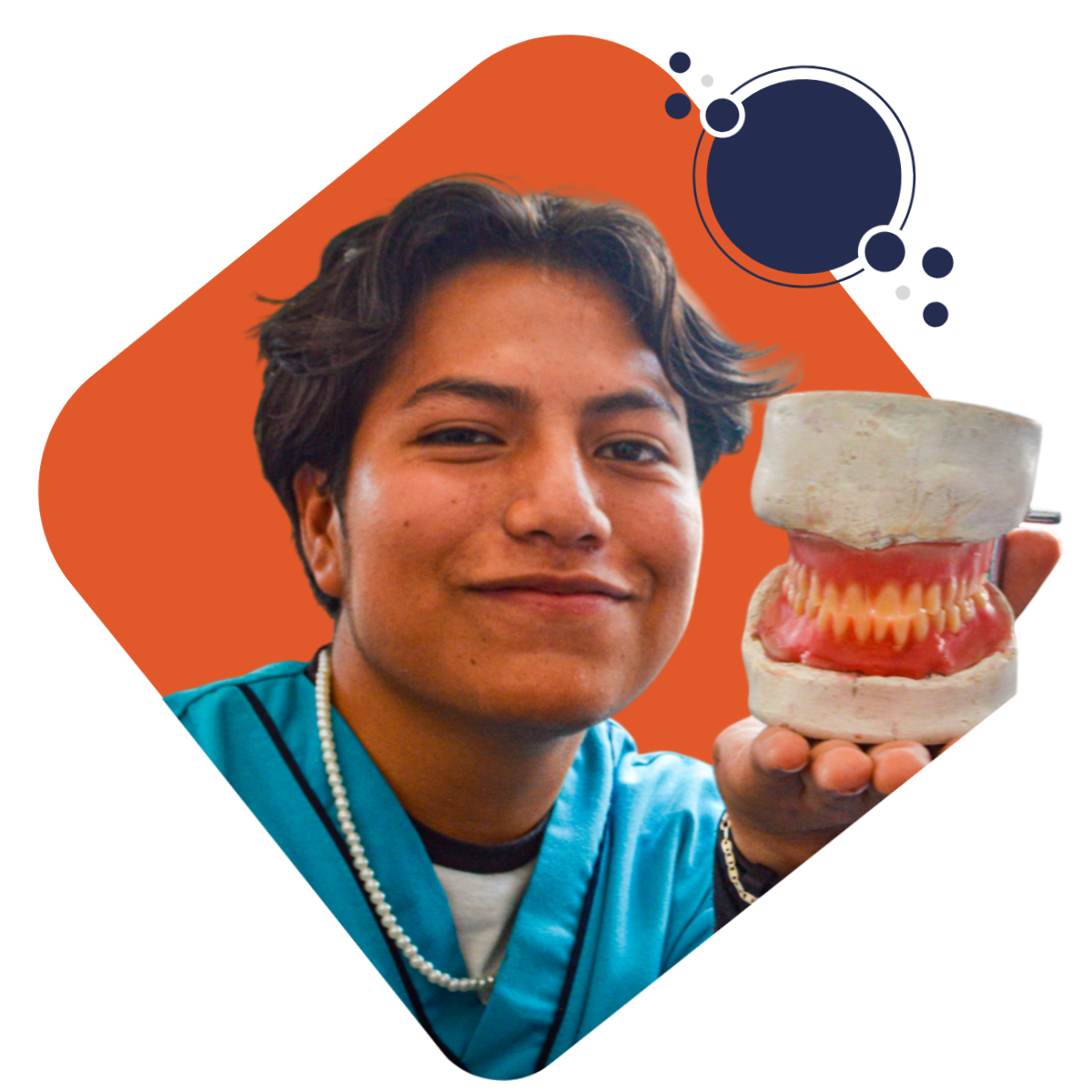 estudiante para tecnico en protesis dental sosteniendo un modelo prostetico en su mano